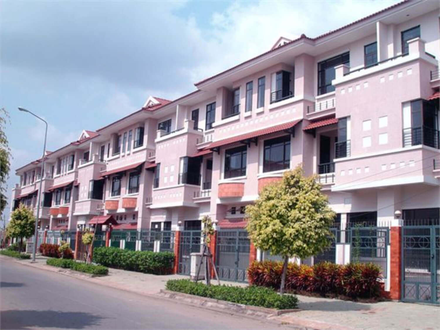 Dãy nhà phố ba tầng mặt tiền hướng đường trong khu đô thị Nam Long quận 9